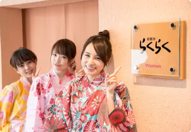 写真：看板を指差す女性