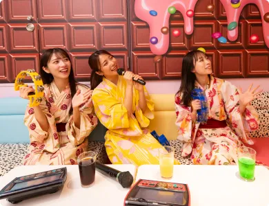 写真：浴衣で旅行を楽しむ女性3人