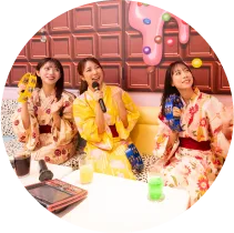 写真：バーでくつろぐ様子