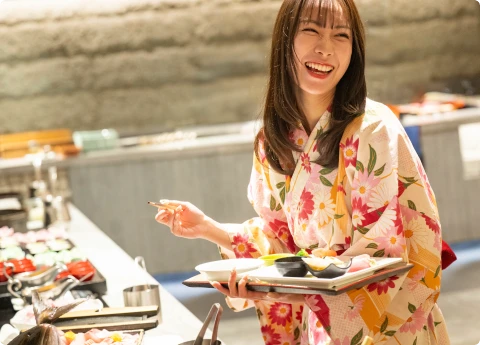 写真：ポーズをとる女性