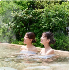 写真：食事をする女性