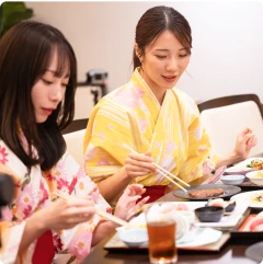 写真：ポーズをとる女性