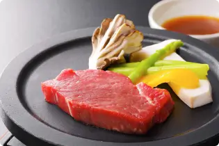 写真：牛ヒレ肉の陶板焼き