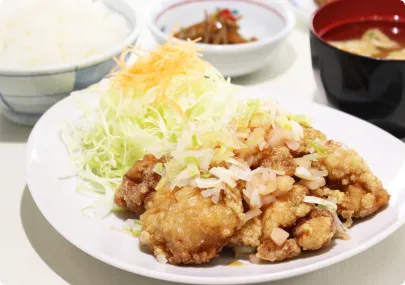 写真：岩下の新生姜を使った油淋鶏定食