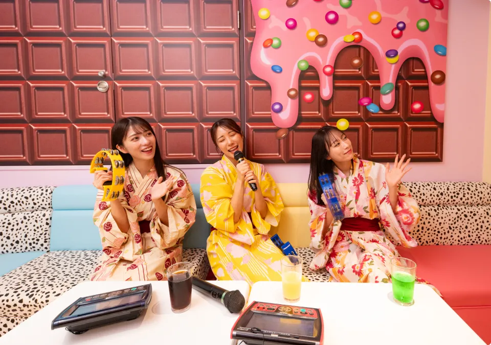 写真：カラオケを楽しむ女性