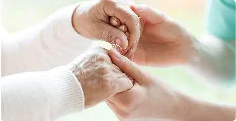 写真：手を取り合う様子