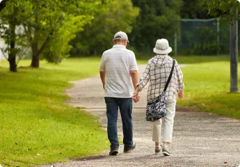 写真：手を繋いで歩く夫婦