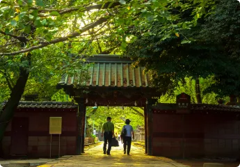 写真：門をくぐる夫婦