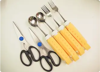 写真：障がい者用食器・調理ばさみ